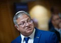 El ministro de Seguridad Nacional Itamar Ben Gvir llega a una audiencia del Comité Central de Elecciones en la Knéset, Jerusalén, el 23 de septiembre de 2026.