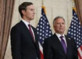 Jared Kushner y Steve Witkoff, enviado especial para Misiones de Paz, escuchan mientras el vicepresidente JD Vance habla durante una conferencia de prensa tras reunirse con representantes de Pakistán e Irán, el domingo 12 de abril de 2026, en Islamabad, Pakistán.
