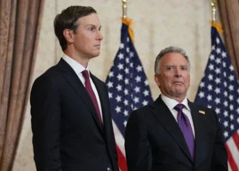 Jared Kushner y Steve Witkoff, enviado especial para Misiones de Paz, escuchan mientras el vicepresidente JD Vance habla durante una conferencia de prensa tras reunirse con representantes de Pakistán e Irán, el domingo 12 de abril de 2026, en Islamabad, Pakistán.