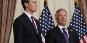 Jared Kushner y Steve Witkoff, enviado especial para Misiones de Paz, escuchan mientras el vicepresidente JD Vance habla durante una conferencia de prensa tras reunirse con representantes de Pakistán e Irán, el domingo 12 de abril de 2026, en Islamabad, Pakistán.