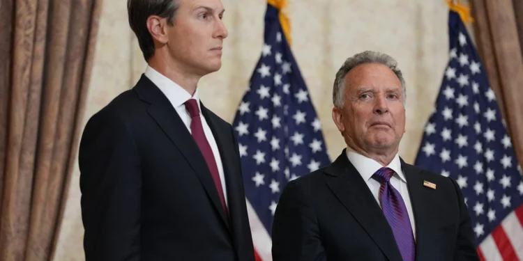 Jared Kushner y Steve Witkoff, enviado especial para Misiones de Paz, escuchan mientras el vicepresidente JD Vance habla durante una conferencia de prensa tras reunirse con representantes de Pakistán e Irán, el domingo 12 de abril de 2026, en Islamabad, Pakistán.