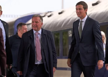 Los enviados del presidente estadounidense Donald Trump, Steve Witkoff y Jared Kushner, llegan a Kiev, Ucrania, el 6 de septiembre de 2026.