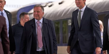 Los enviados del presidente estadounidense Donald Trump, Steve Witkoff y Jared Kushner, llegan a Kiev, Ucrania, el 6 de septiembre de 2026.