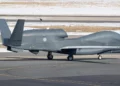 Un RQ-4B Global Hawk de la Fuerza Aérea de Autodefensa de Japón dentro de un hangar.