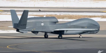 Un RQ-4B Global Hawk de la Fuerza Aérea de Autodefensa de Japón dentro de un hangar.