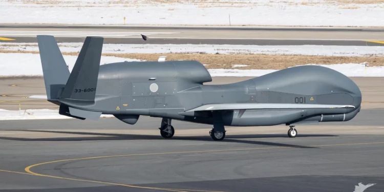 Un RQ-4B Global Hawk de la Fuerza Aérea de Autodefensa de Japón dentro de un hangar.