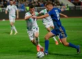 Baton Zabergja, de Kosovo, disputa el balón con Jason Knight, de Irlanda, durante el partido de la Liga de las Naciones de la UEFA en Pristina el 24 de septiembre de 2026.
