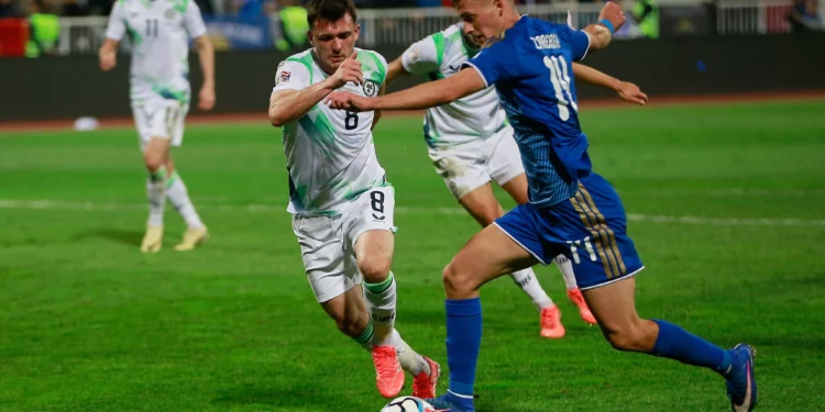 Baton Zabergja, de Kosovo, disputa el balón con Jason Knight, de Irlanda, durante el partido de la Liga de las Naciones de la UEFA en Pristina el 24 de septiembre de 2026.