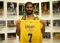 Omri Casspi sosteniendo una camiseta del Maccabi Tel Aviv al anunciar su regreso al club tras una década en la NBA, el 13 de agosto de 2019. (Sitio web oficial del Maccabi Tel Aviv)
