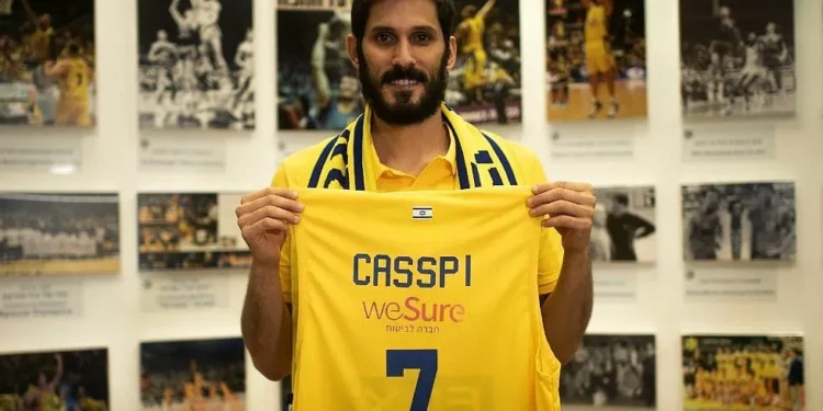 Omri Casspi sosteniendo una camiseta del Maccabi Tel Aviv al anunciar su regreso al club tras una década en la NBA, el 13 de agosto de 2019. (Sitio web oficial del Maccabi Tel Aviv)