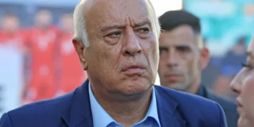 Jibril Rajoub llega a un partido de fútbol en el estadio internacional Faisal Al-Husseini, en Al-Ram, Cisjordania, el 4 de septiembre de 2026.