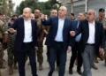 El presidente libanés Joseph Aoun, en el centro, gesticula durante una visita cerca del lugar donde Israel tomó una colina estratégica este mes, en Nabatieh, sur del Líbano, el 12 de septiembre de 2026.