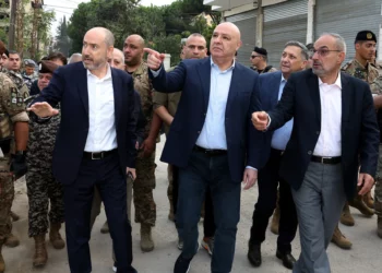 El presidente libanés Joseph Aoun, en el centro, gesticula durante una visita cerca del lugar donde Israel tomó una colina estratégica este mes, en Nabatieh, sur del Líbano, el 12 de septiembre de 2026.