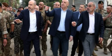 El presidente libanés Joseph Aoun, en el centro, gesticula durante una visita cerca del lugar donde Israel tomó una colina estratégica este mes, en Nabatieh, sur del Líbano, el 12 de septiembre de 2026.
