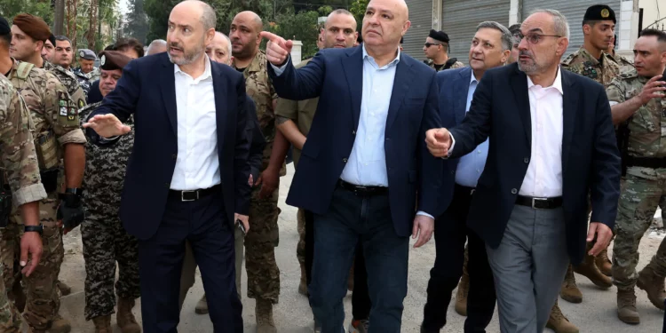 El presidente libanés Joseph Aoun, en el centro, gesticula durante una visita cerca del lugar donde Israel tomó una colina estratégica este mes, en Nabatieh, sur del Líbano, el 12 de septiembre de 2026.