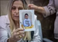Familiares del niño Hillel Mordechai Dadon muestran su fotografía mientras la Fiscalía presenta cargos por asesinato en el Tribunal de Distrito de Jerusalén.