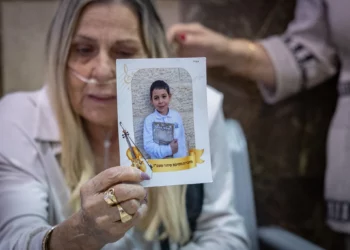 Familiares del niño Hillel Mordechai Dadon muestran su fotografía mientras la Fiscalía presenta cargos por asesinato en el Tribunal de Distrito de Jerusalén.