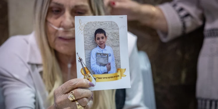 Familiares del niño Hillel Mordechai Dadon muestran su fotografía mientras la Fiscalía presenta cargos por asesinato en el Tribunal de Distrito de Jerusalén.
