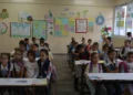 Niños palestinos sentados en su aula durante el primer día del nuevo año escolar en una escuela administrada por la ONU en Nuseirat, en el centro de la Franja de Gaza, el 19 de septiembre de 2026.