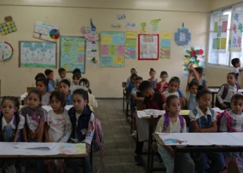 Niños palestinos sentados en su aula durante el primer día del nuevo año escolar en una escuela administrada por la ONU en Nuseirat, en el centro de la Franja de Gaza, el 19 de septiembre de 2026.