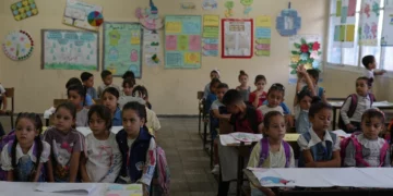 Niños palestinos sentados en su aula durante el primer día del nuevo año escolar en una escuela administrada por la ONU en Nuseirat, en el centro de la Franja de Gaza, el 19 de septiembre de 2026.