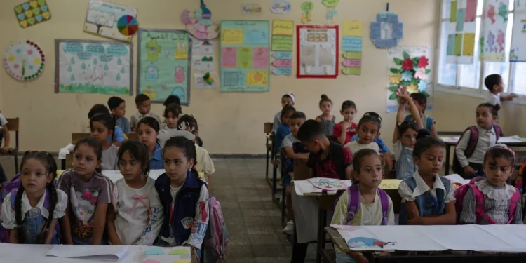 Niños palestinos sentados en su aula durante el primer día del nuevo año escolar en una escuela administrada por la ONU en Nuseirat, en el centro de la Franja de Gaza, el 19 de septiembre de 2026.