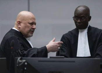 El fiscal jefe Karim Khan (izq.) conversa con el fiscal adjunto Mame Mandiaye Niang en la sala del tribunal de La Haya el 14 de marzo de 2025.