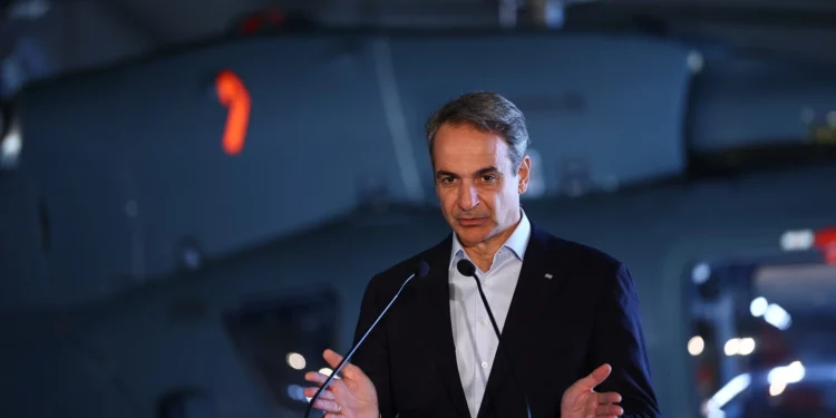 El primer ministro griego Kyriakos Mitsotakis durante una conferencia de prensa conjunta en el aeropuerto militar de Pafos, Chipre, 9 de marzo de 2026.
