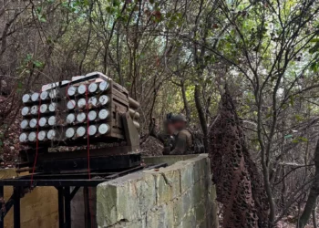 Lanzacohetes de Hezbolá localizado por tropas israelíes en el sur del Líbano.