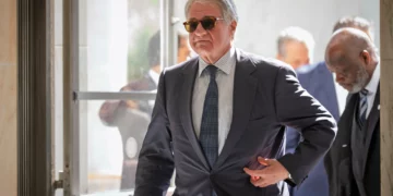 Leon Black, multimillonario vinculado a Jeffrey Epstein, llega a una entrevista privada con el Comité de Supervisión de la Cámara en Washington.