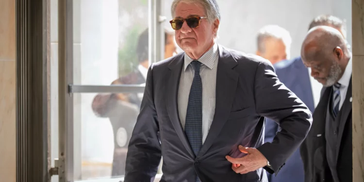 Leon Black, multimillonario vinculado a Jeffrey Epstein, llega a una entrevista privada con el Comité de Supervisión de la Cámara en Washington.