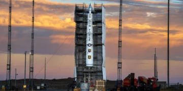 Lanzamiento de un misil balístico intercontinental Minuteman III sin ojiva durante una prueba operativa en la Base Vandenberg de la Fuerza Espacial, California, el 20 de mayo de 2026.