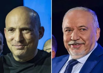 Avigdor Liberman y Naftali Bennett durante actividades partidarias en Tel Aviv el 6 de septiembre de 2026.