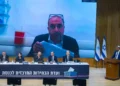 Sami Abou Shehadeh, líder de Balad, aparece en una pantalla durante una audiencia del Comité Central de Elecciones en la Knesset, Jerusalén, el 23 de septiembre de 2026.