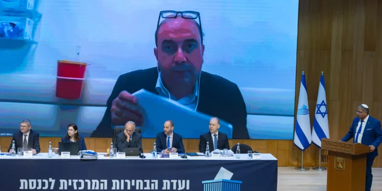 Sami Abou Shehadeh, líder de Balad, aparece en una pantalla durante una audiencia del Comité Central de Elecciones en la Knesset, Jerusalén, el 23 de septiembre de 2026.