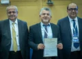 Ahmad Tibi, Yousef Jabareen y Sami Abu Shehadeh presentan la lista de candidatos de la Lista Conjunta ante el Comité Central de Elecciones en la Knesset, Jerusalén, el 8 de septiembre de 2026.