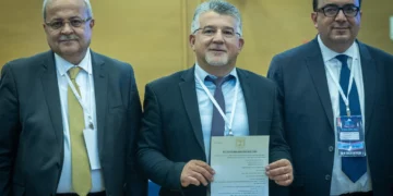 Ahmad Tibi, Yousef Jabareen y Sami Abu Shehadeh presentan la lista de candidatos de la Lista Conjunta ante el Comité Central de Elecciones en la Knesset, Jerusalén, el 8 de septiembre de 2026.