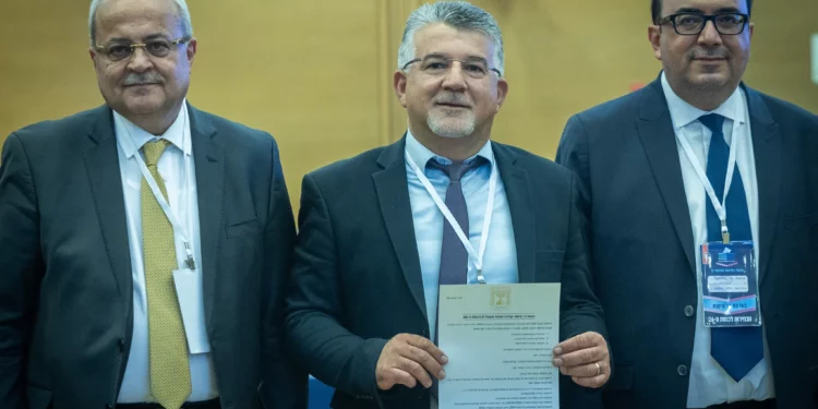 Ahmad Tibi, Yousef Jabareen y Sami Abu Shehadeh presentan la lista de candidatos de la Lista Conjunta ante el Comité Central de Elecciones en la Knesset, Jerusalén, el 8 de septiembre de 2026.