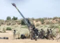 Soldados de Estados Unidos e India realizan mantenimiento de un obús M777 de 155 mm durante Yudh Abhyas 2026 en Rajasthan