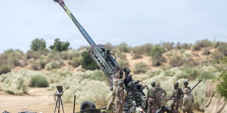 Soldados de Estados Unidos e India realizan mantenimiento de un obús M777 de 155 mm durante Yudh Abhyas 2026 en Rajasthan