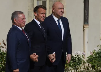 El presidente francés Emmanuel Macron, en el centro, el rey Abdullah II de Jordania, a la izquierda, y el presidente libanés Joseph Aoun posan antes de una reunión en el Hôtel des Invalides de París, el 17 de septiembre de 2026.