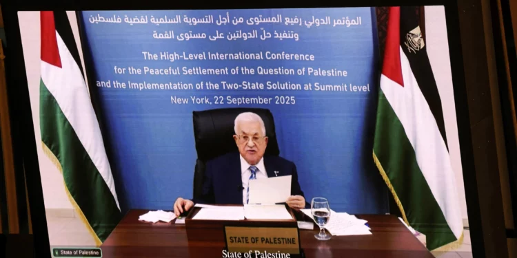 Mahmoud Abbas aparece en una pantalla durante una intervención remota en la sede de la ONU en Nueva York, el 22 de septiembre de 2025.