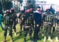 Mahmoud Amin Ya’qub Al-Muhtadi, vestido de negro, junto a un grupo de aprendices del Frente Democrático para la Liberación de Palestina en 2022.