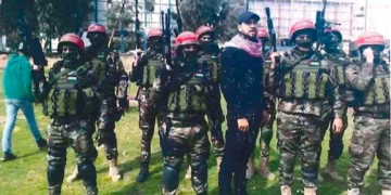 Mahmoud Amin Ya’qub Al-Muhtadi, vestido de negro, junto a un grupo de aprendices del Frente Democrático para la Liberación de Palestina en 2022.