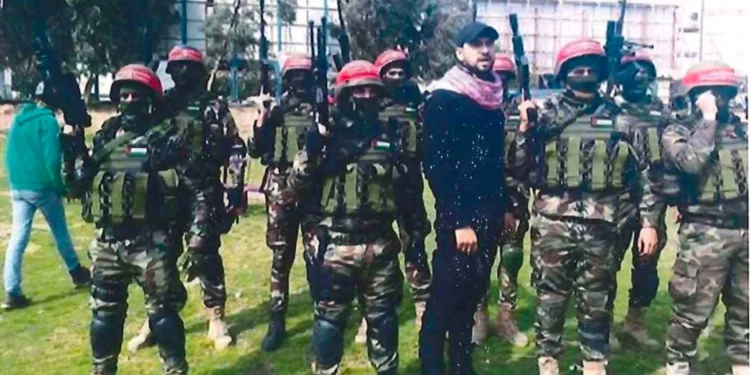 Mahmoud Amin Ya’qub Al-Muhtadi, vestido de negro, junto a un grupo de aprendices del Frente Democrático para la Liberación de Palestina en 2022.