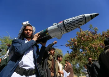 Un hombre porta un misil simulado durante una manifestación de estudiantes y docentes universitarios contra los ataques en Yemen y en solidaridad con los palestinos, en Saná, el 1 de enero de 2025.