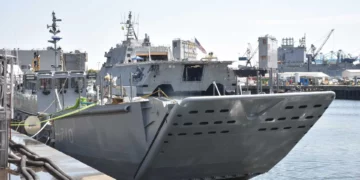 La Marina de Estados Unidos amplía la producción de lanchas LCU 1700 para transportar vehículos, municiones y suministros desde buques anfibios hasta la costa