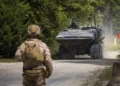 Marines de Estados Unidos usan un vehículo de combate anfibio ACV durante un ensayo de incursión en Camp Lejeune.