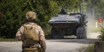 Marines de Estados Unidos usan un vehículo de combate anfibio ACV durante un ensayo de incursión en Camp Lejeune.