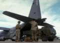 Marines estadounidenses despliegan rápidamente un lanzador HIMARS a bordo de un KC-130J en Japón.